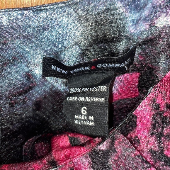 •NEW YORK & COMPANY•PINK/GRAY SHINY ABSTRACT RUFFLE COLLAR BLOUSE SIZE 6 - Picture 5 of 7